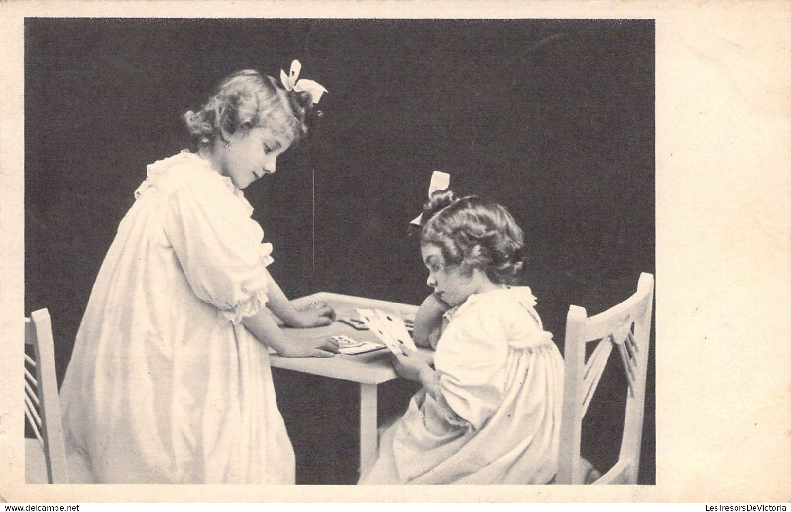 Enfants - Jeux De Cartes - Deux Petites Filles Qui Jouent Aux Cartes - Carte Postale Ancienne - Playing Cards