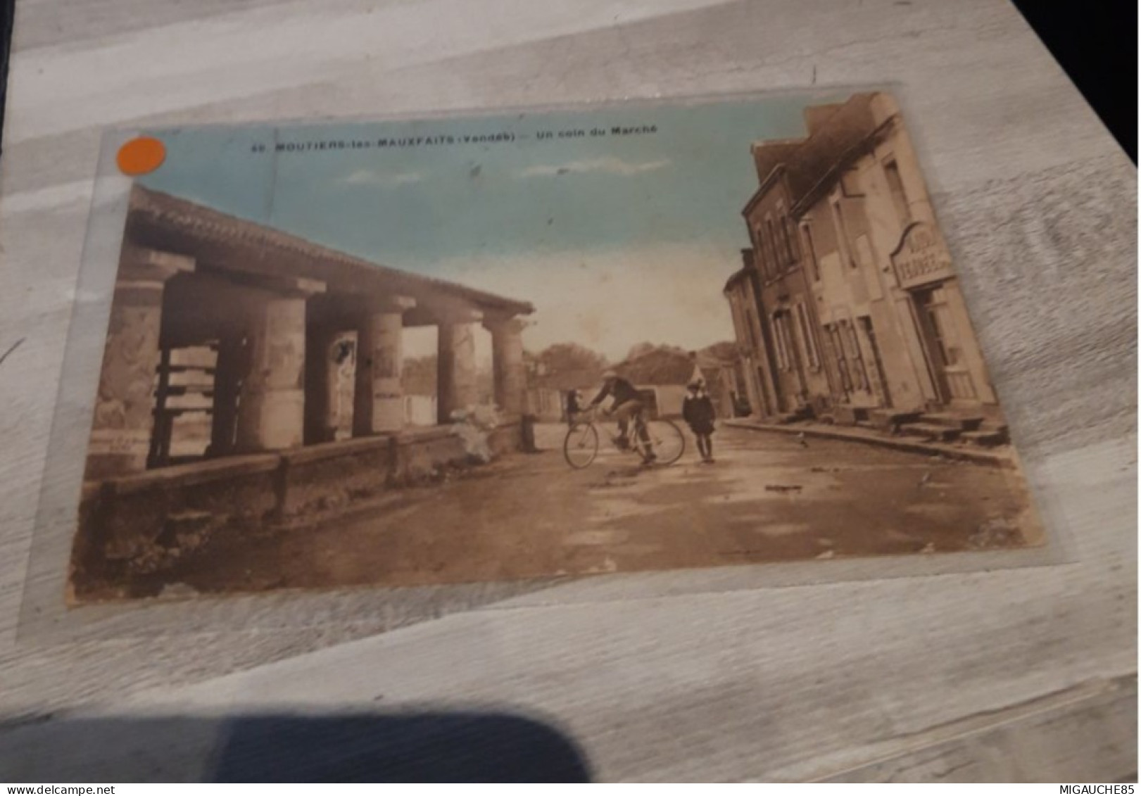 Carte  Postale  N46  MOUTIERS -LES-MAUXFAITS    Un Coin Du Marché - Moutiers Les Mauxfaits