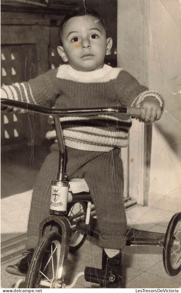 CARTE PHOTO - Un Petit Garçon Sur Une Bicyclette - Carte Postale Ancienne - Photographs