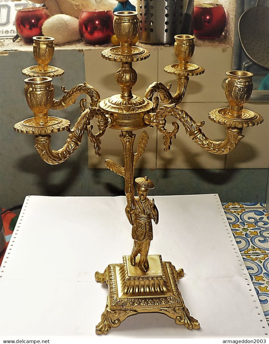 RARE EXCEPTIONNEL PAIRE GROS CHANDELIERS CANDELABRES EN BRONZE 5 FEUX DECOR CHINE PERSONNAGES