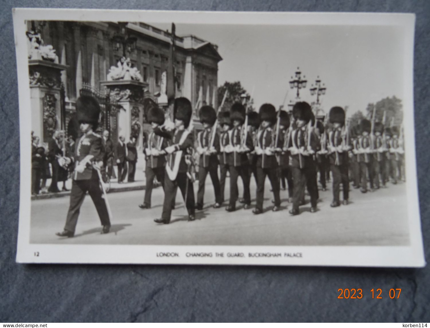 CHANGING THE GUARD - Buckingham Palace