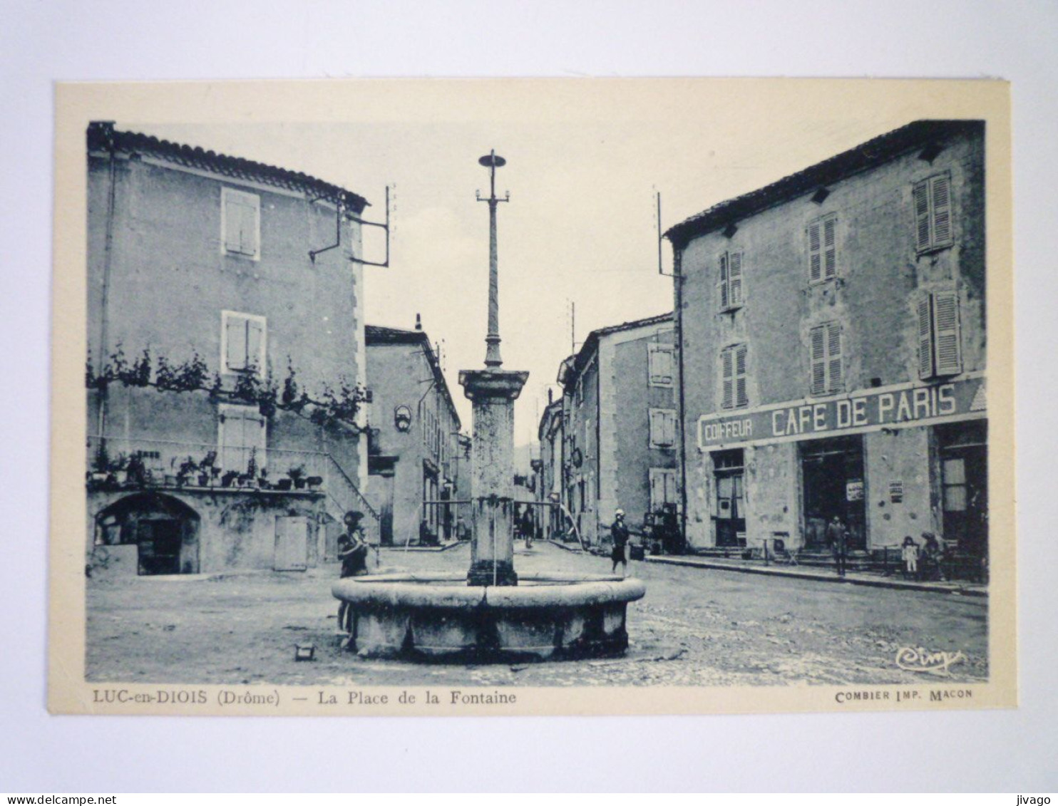 2023 - 3820  LUC-en-DIOIS  (Drôme)  :  La Place De La FONTAINE   XXX - Luc-en-Diois