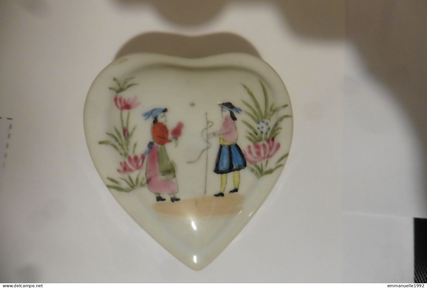 Boite Ancienne En Porcelaine Blanche En Forme De Coeur Peinte à La Main Personnages Bretons Et Fleurs - Andere & Zonder Classificatie