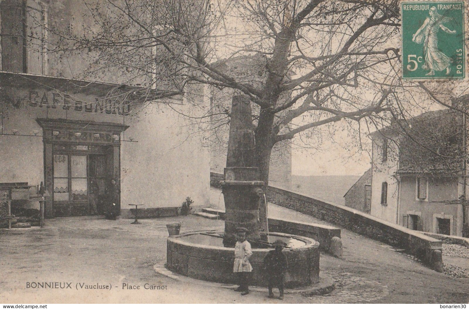 CPA 84 BONNIEUX PLACE CARNOT FONTAINE ENFANTS CAFE DU NORD ETAT - Bonnieux