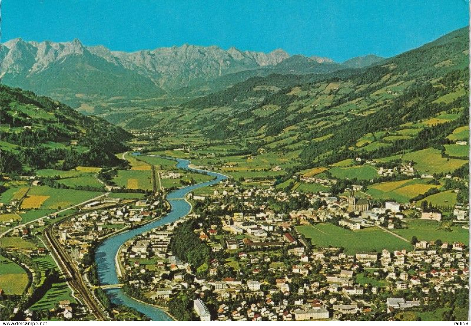 1 AK Österreich / Salzburger Land * Blick Auf St. Johann Im Pongau - Im Hintergrund Das Tennengebirge - Luftbildaufnahme - St. Johann Im Pongau