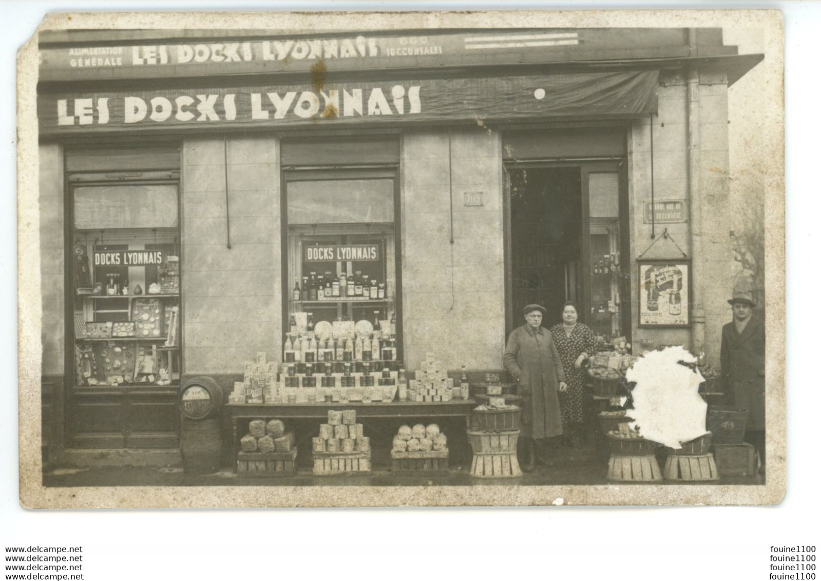 CARTE PHOTO De LYON Grande Rue De La Guillotière LES DOCKS LYONNAIS ( Devanture D' épicerie ) ( Mauvais état ) - Lyon 7