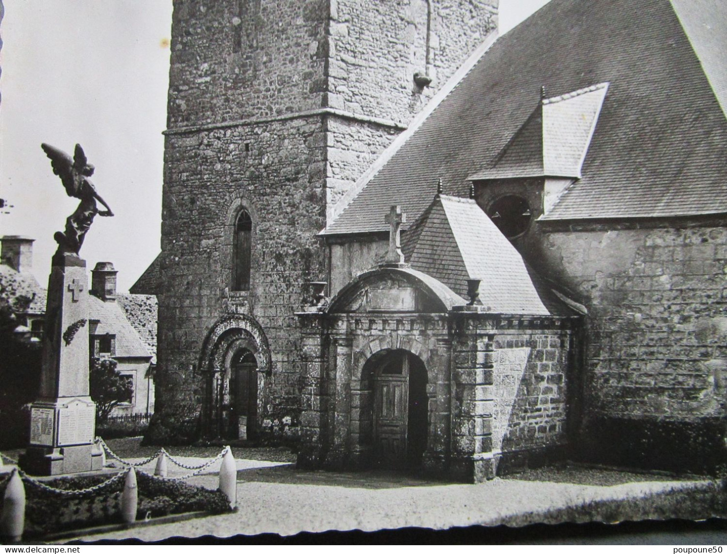 CP 50 Manche  SAINT PIERRE EGLISE  - Le Béffroi Du XIIè Siècle Portail Roman Du XVIè ; Monument Aux Morts église 1960 - Saint Pierre Eglise