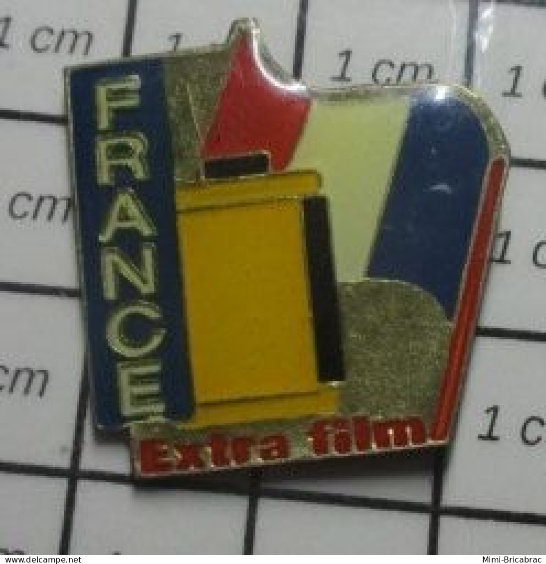 716B Pin's Pins / Beau Et Rare / PHOTOGRAPHIE / ROULEAU DE PELLICULE ARGENTIQUE EXTRA FILM DRAPEAU FRANCE - Photographie