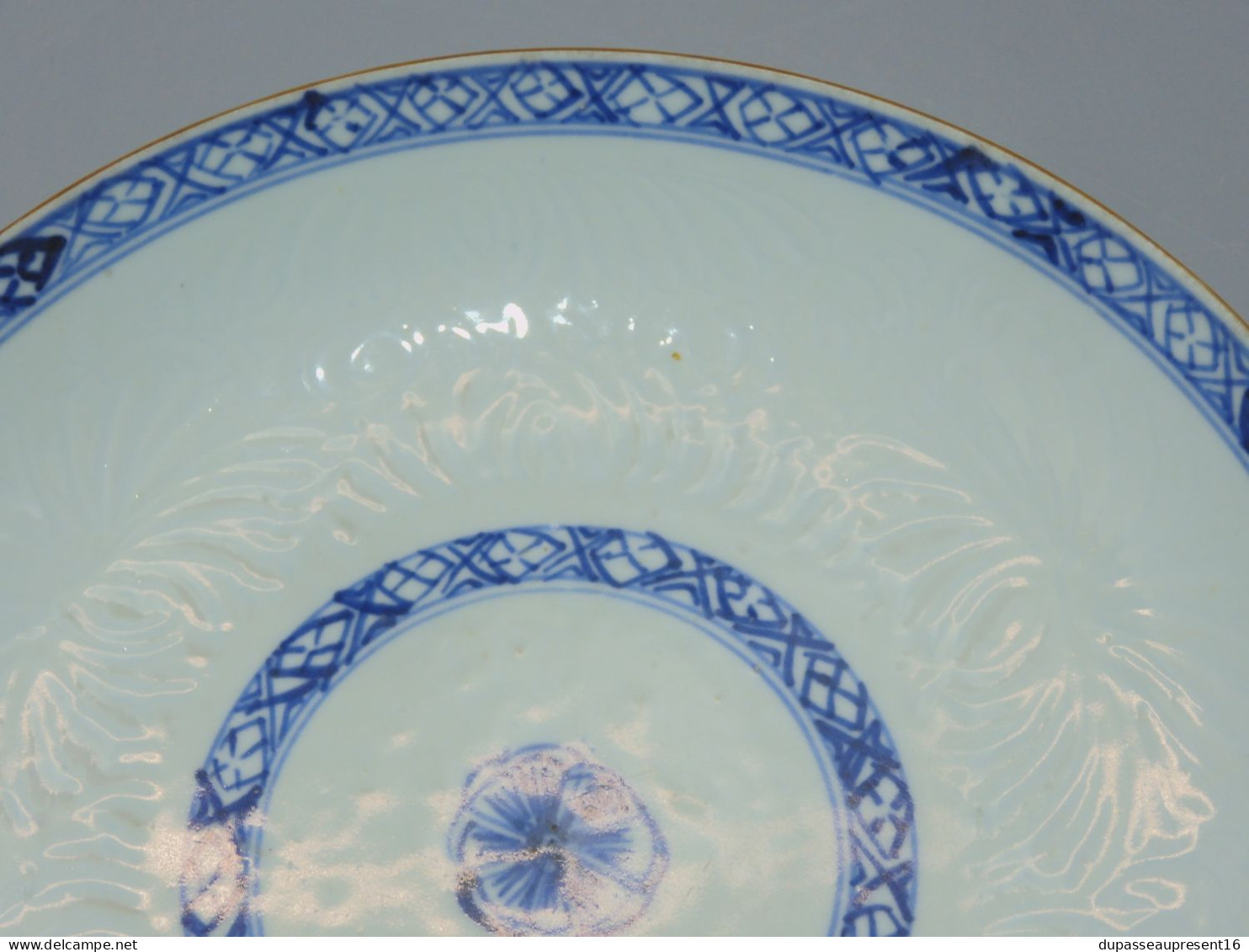 -BELLE ASSIETTE CREUSE PORCELAINE CHINE BLANC/BLEU Avec Cheveux & 1 éclat ASIE    E - Other & Unclassified