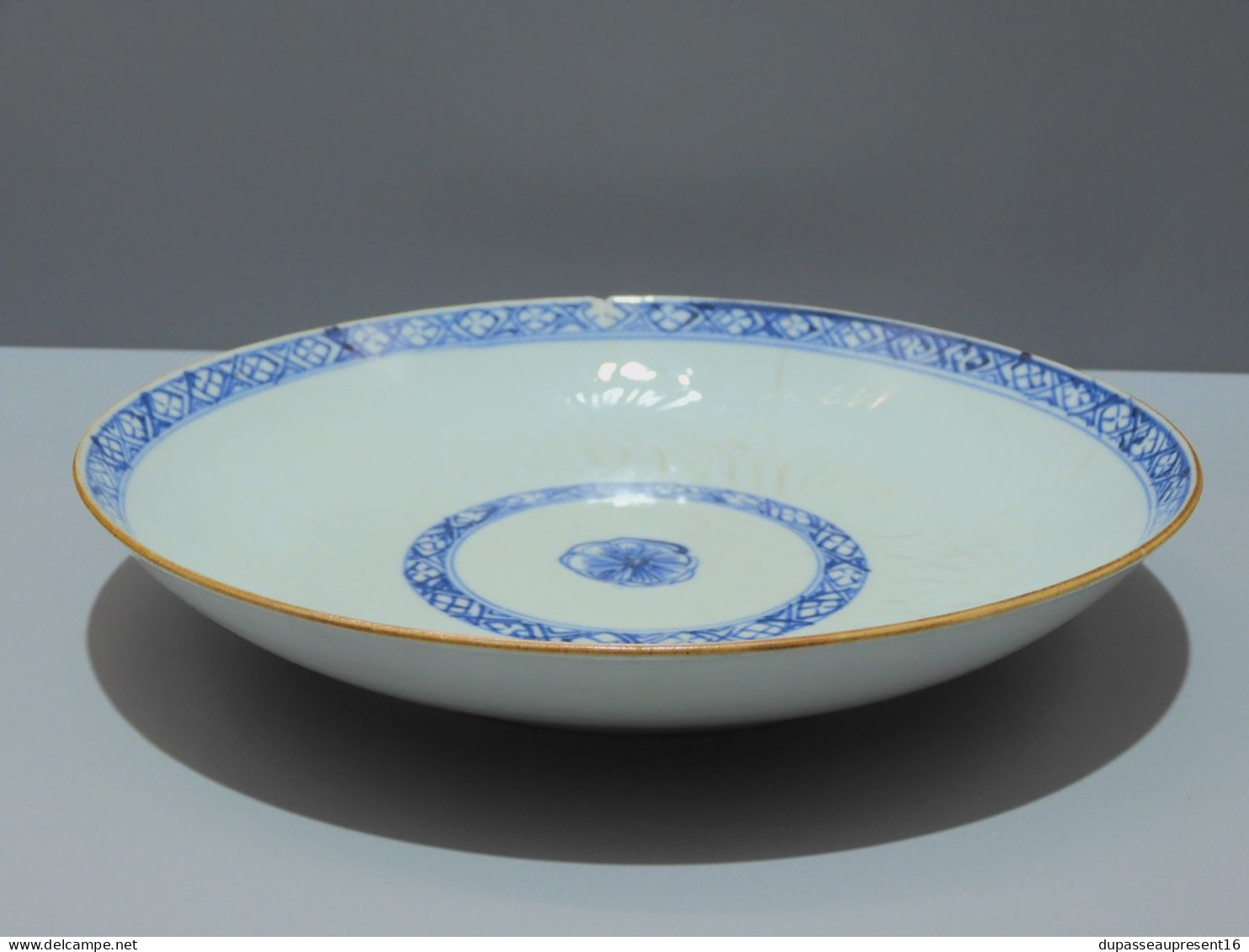 -BELLE ASSIETTE CREUSE PORCELAINE CHINE BLANC/BLEU avec cheveux & 1 éclat ASIE    E