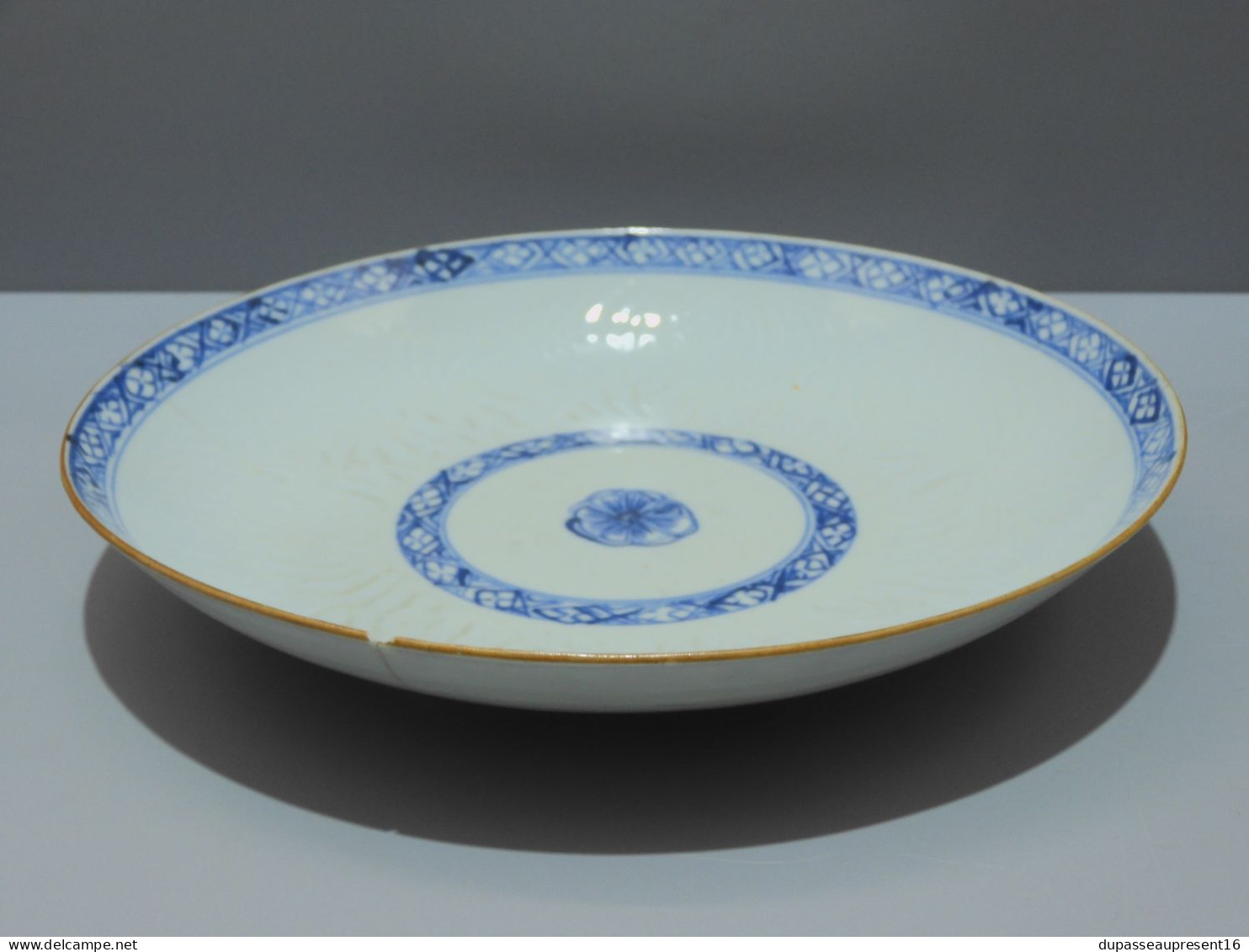 -BELLE ASSIETTE CREUSE PORCELAINE CHINE BLANC/BLEU avec cheveux & 1 éclat ASIE    E