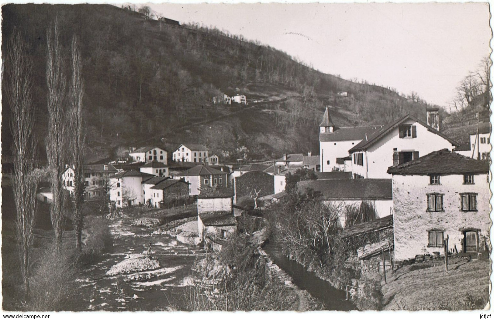 Cpsm..64..ARNEGUY..FRONTIERE FRANCO ESPAGNOLE..AU PREMIER PLAN LA PASSERELLE DITE PONT D'ANDORRE SUR LA NIVE.. - Arnéguy