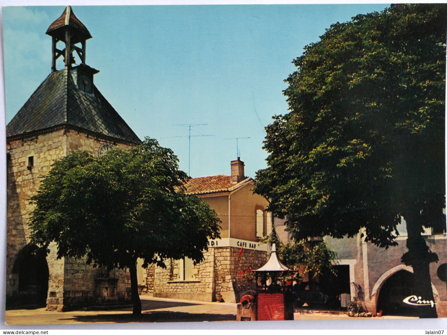 Carte Postale : 47 : TOURNON D'AGENAIS : Tour Avec Horlogeà Boule Donnant Les Phases De La Lune, "Café Bar", En 1987 - Tournon D'Agenais