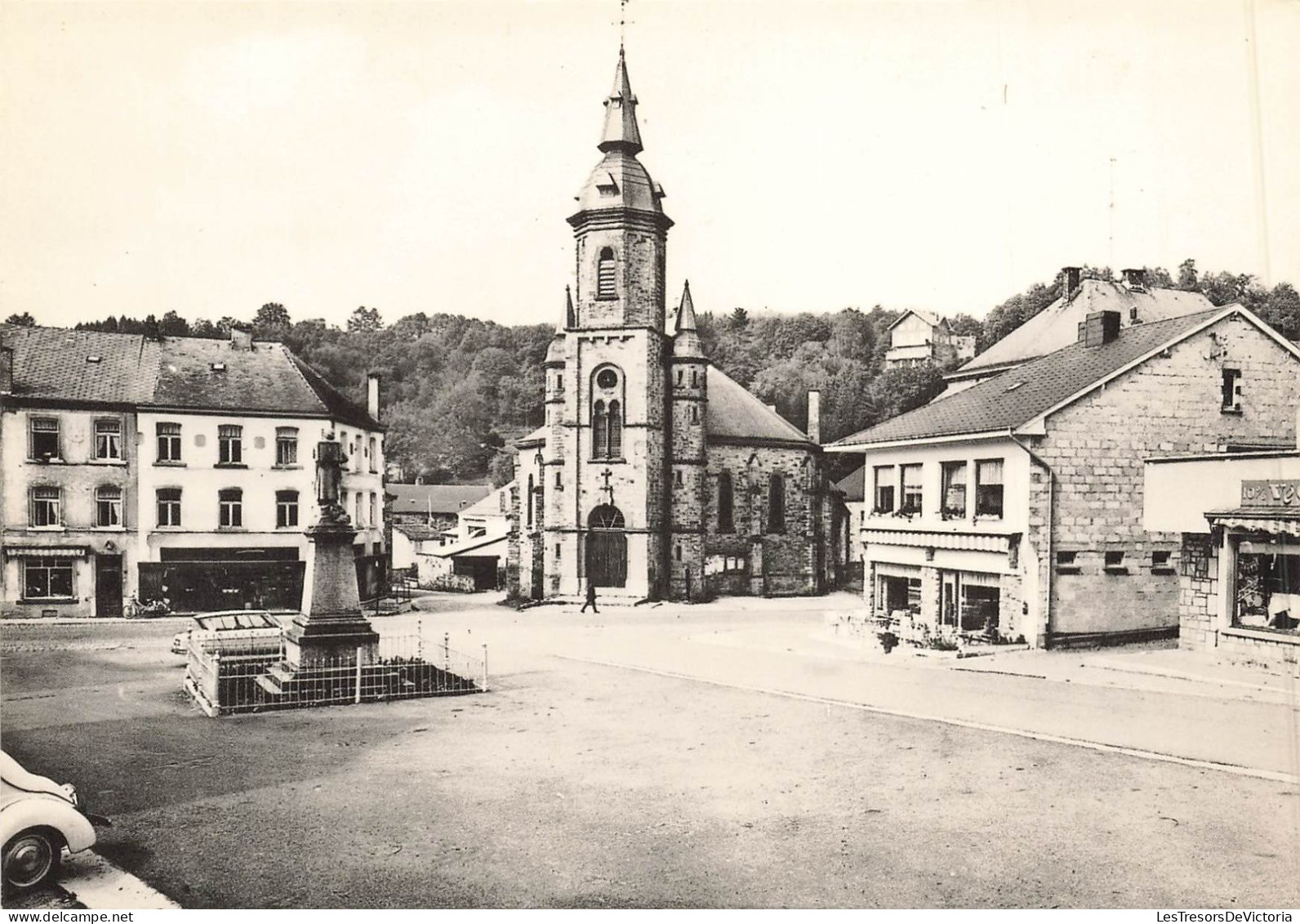 BELGIQUEl - Vielsalm - Salmchateau - Vue Sur L'église Et La Place - Carte Postale Ancienne - Vielsalm