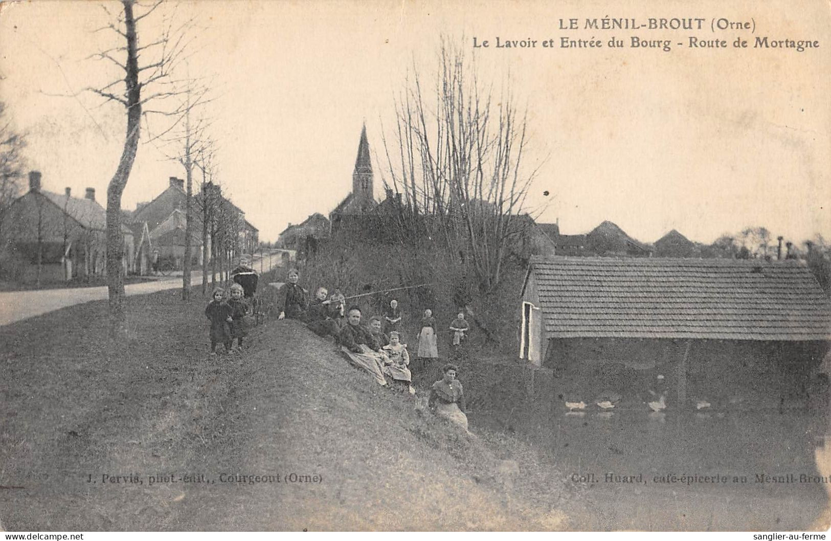 CPA 61 LE MENIL BROUT / LE LAVOIR ET ENTREE DU BOURG / ROUTE DE MORTAGNE - Other & Unclassified