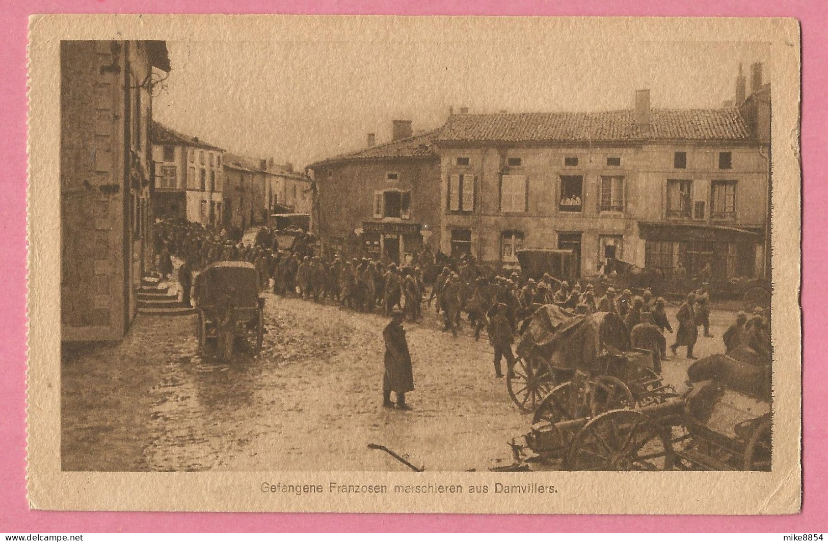 SAS0929  CPA Postkarte  DAMVILLERS  (Meuse)  Gefangene Franzosen Marschieren Aus Damvillers - Feldpoststat  1916 - Damvillers