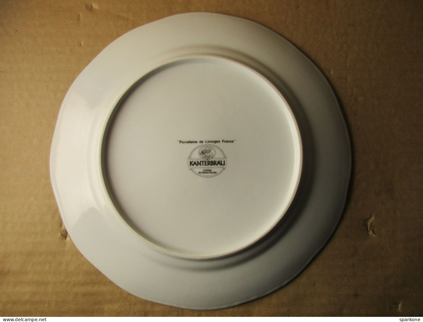 Assiette Plate Animées - Le Kugelhof Du Dimanche - Porcelaine De Limoges France - Kanterbrau - La Bière De Maître Kanter - Plates