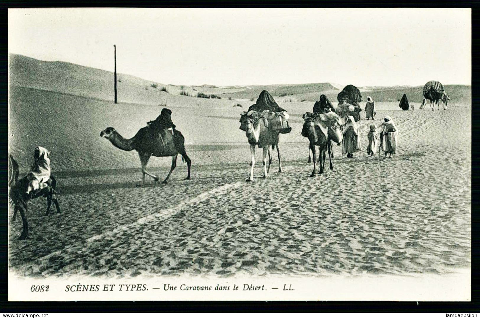 A65  ALGERIE CPA  SCENES ET TYPES - UNE CARAVANE DANS LE DESERT - Colecciones Y Lotes