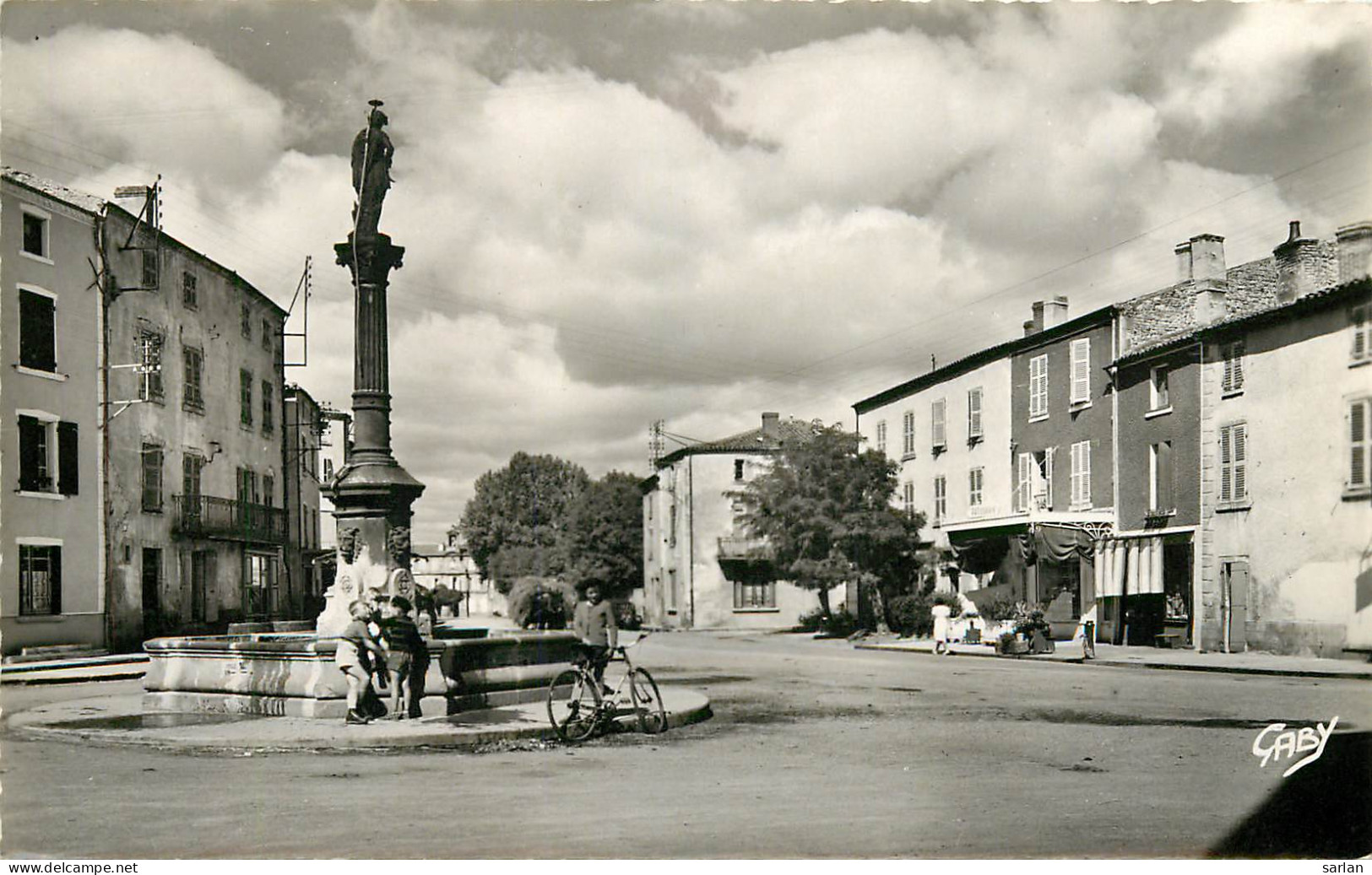 63 , VIC LE COMTE , Place Du Jeu De Paume , * 298 94 - Vic Le Comte