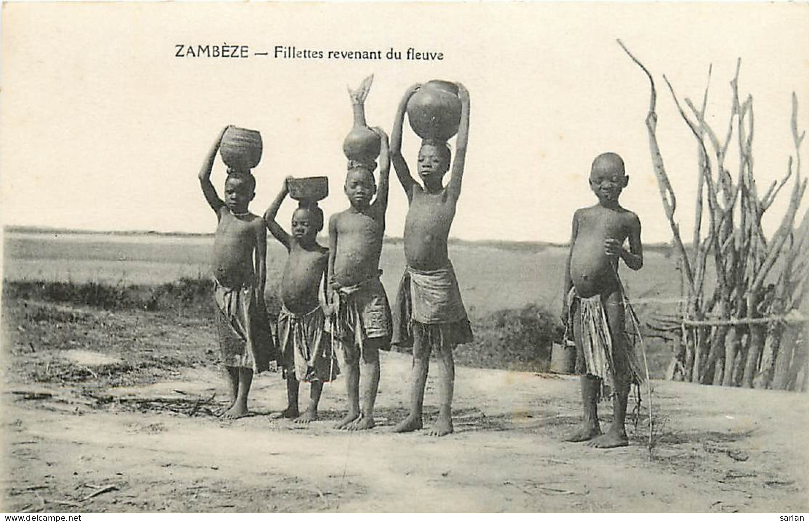 ZAMBEZE , Filettes Revenant Du Fleuve ,  * 312 90 - Zambie