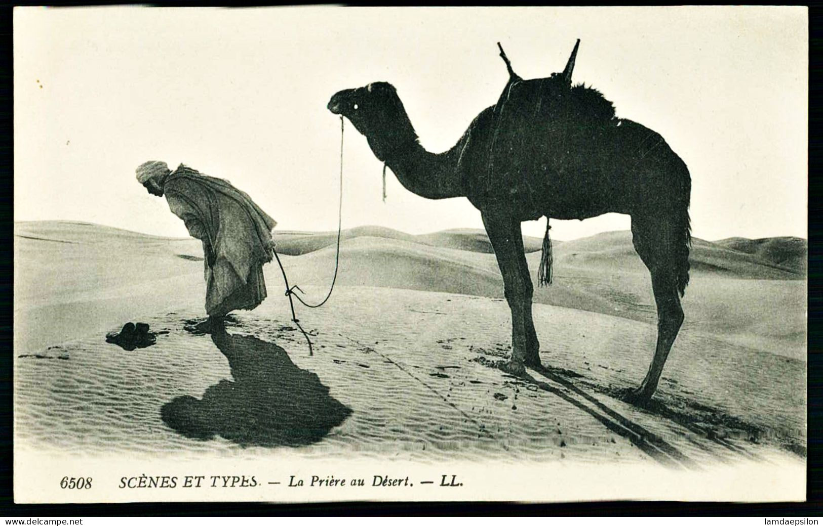 A65  ALGERIE CPA  SCENES ET TYPES - LA PRIERE AU DESERT - Collections & Lots