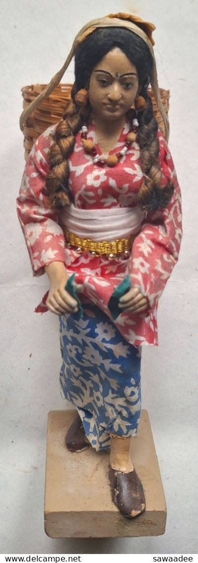 FIGURINE - ETHNOLOGIE - NEPAL - ANNEE 50 - FEMME - RAMASSEUSE DE FEUILLES DE THE - TRIBU - VÊTEMENT - 24 CM - Asian Art