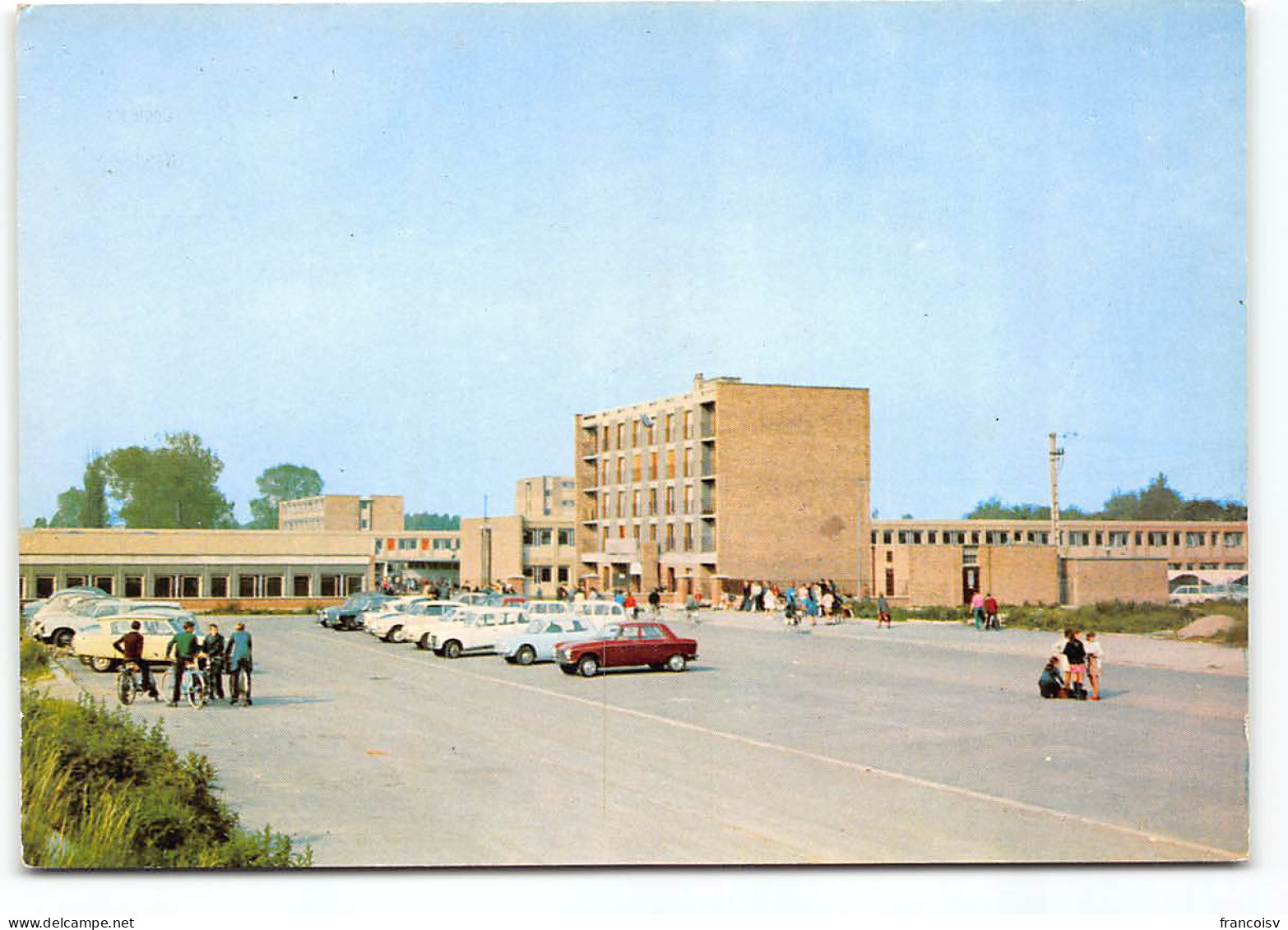 Haubourdin Le Lycée Beaupré. Parking. Voitures Peugeot 304 Ou 204 Citroen Ami6 Renault 5 4l - Haubourdin