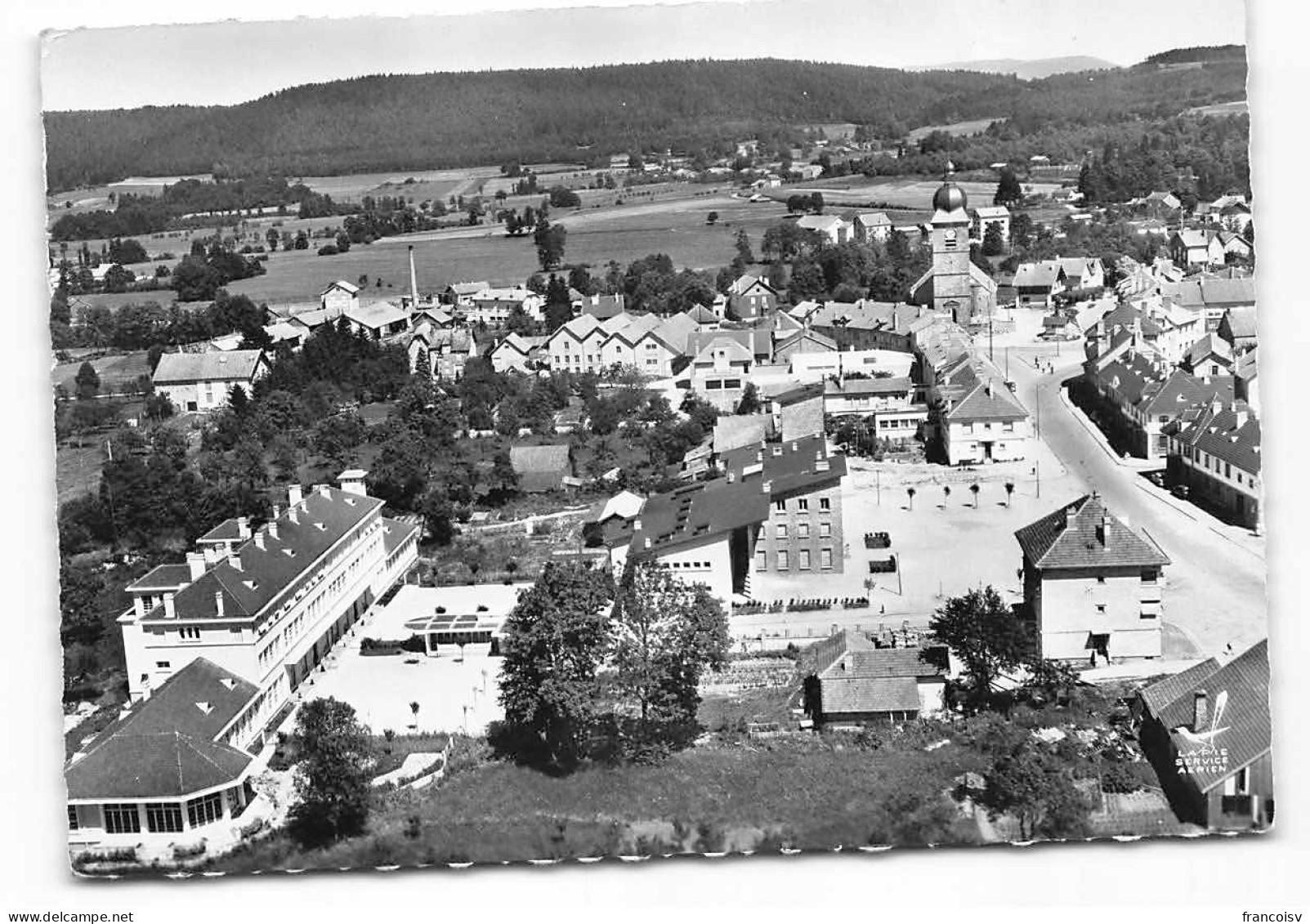 Corcieux. Vue Generale, Ecoles Et  Mairie.  En Avion Au Dessus... Edit Lapie  Postée 1961 - Corcieux