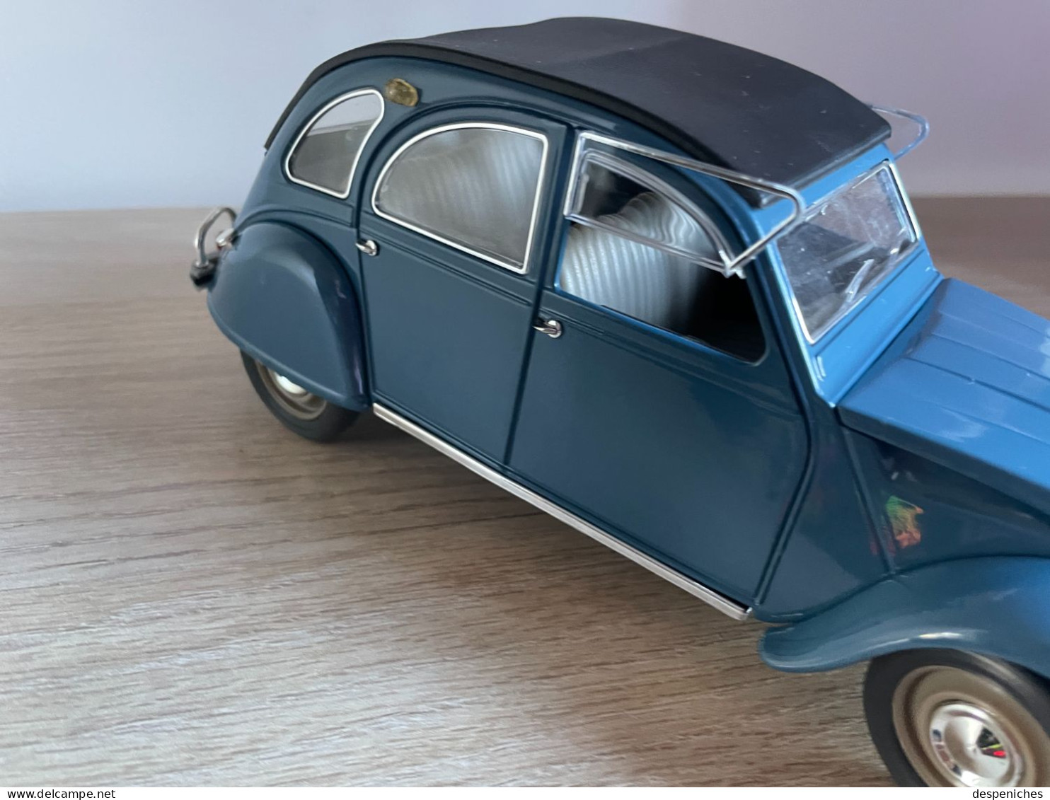 Solido Citroën 2cv Neuve Dans Sa Vitrine, échelle 1/17e Sans Boîte - Solido