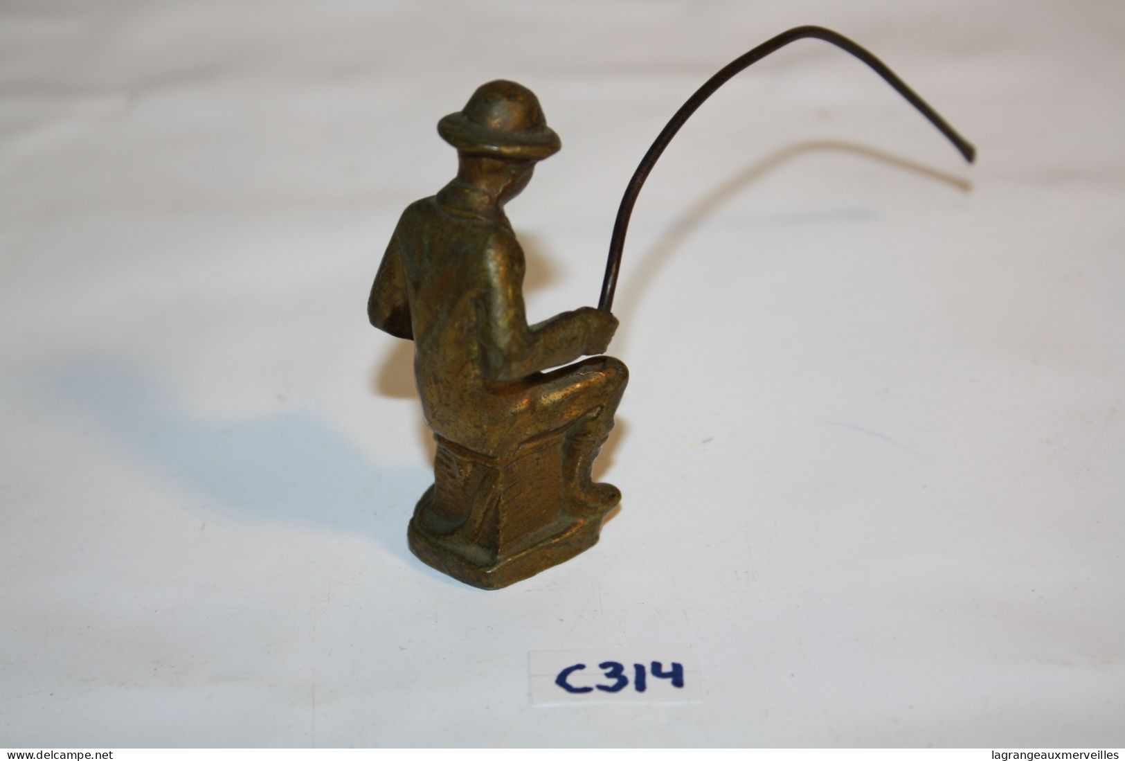 C314 Petit Homme Qui Pêche - Métal - Objet De Vitrine - Personaggi