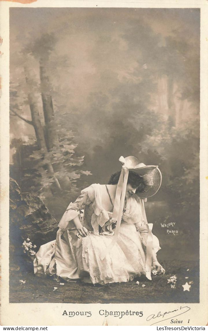 FANTAISIES - Une Femme Cueillant Des Fleurs Dans Les Bois - Carte Postale Ancienne - Women