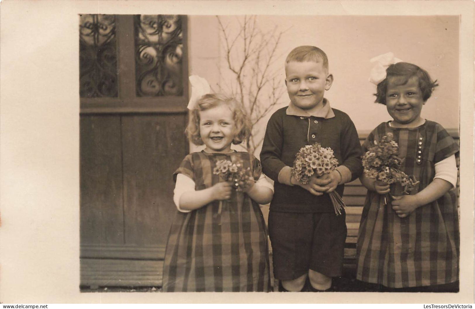 ENFANTS - 3 Enfants Tenant Des Bouquets De Fleurs - 2 Filles Et Un Garçon - Carte Postale Ancienne - Children And Family Groups