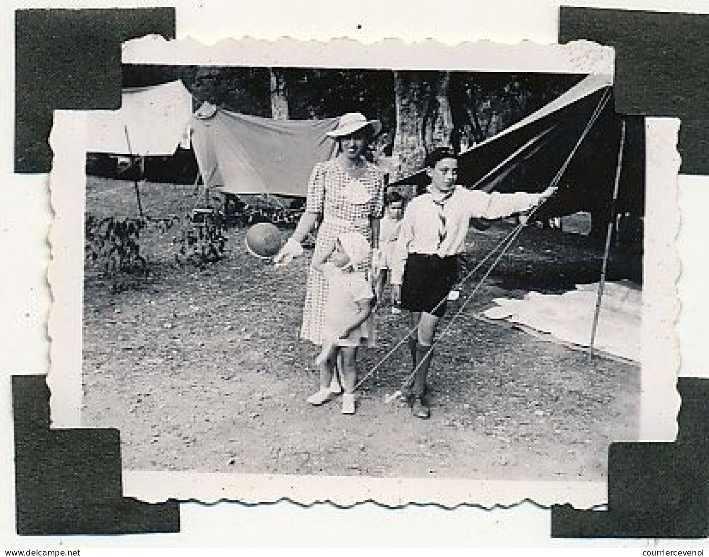 FRANCE - SCOUTISME - 6 Pages Recto Verso De Petites Photos Dont Une Quinzaine D'un Louveteau - 1936 - Padvinderij