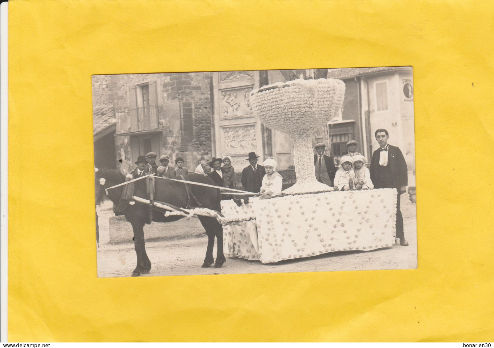 CARTE-PHOTO 84 MONTEUX CAVALCADE CORSO DEVANT MONUMENT AUX MORTS CHAR COUPE ENFANTS - Monteux