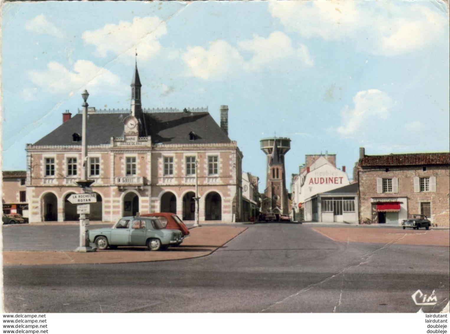 D86  NEUVILLE DE POITOU  La PLACE JOFFRE.......... Carte Très Peu Courante Mais En Mauvais état - Neuville En Poitou