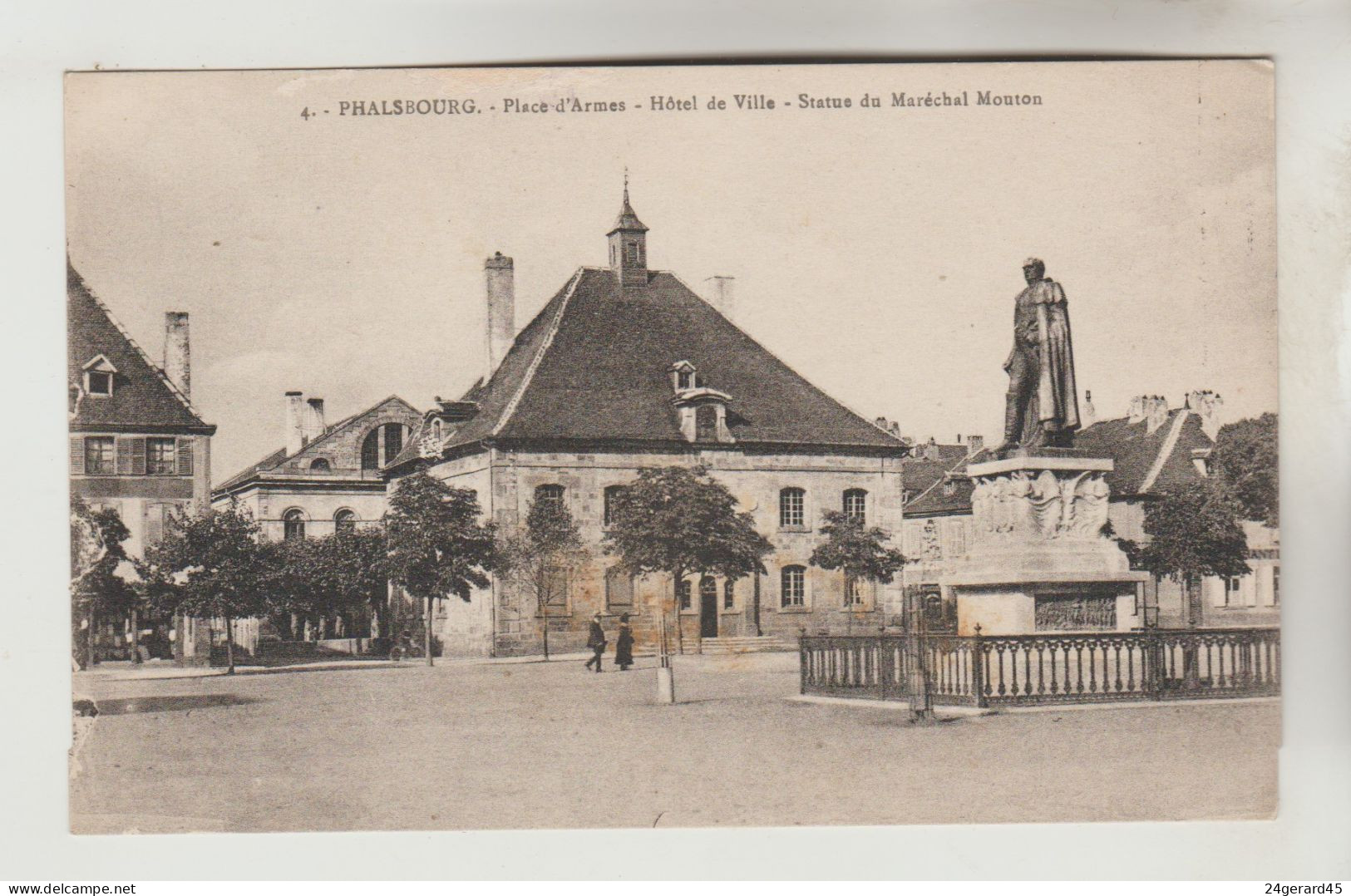 CPSM PHALSBOURG (Moselle) - Place D'Armes, Hôtel De Ville, Statue Du Maréchal Mouton - Phalsbourg