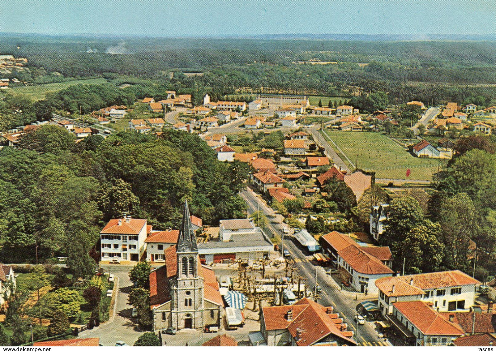 CPSM - LANDES - SAINT VINCENT DE TYROSSE - L'EGLISE - AU FOND LE STADE - Saint Vincent De Tyrosse