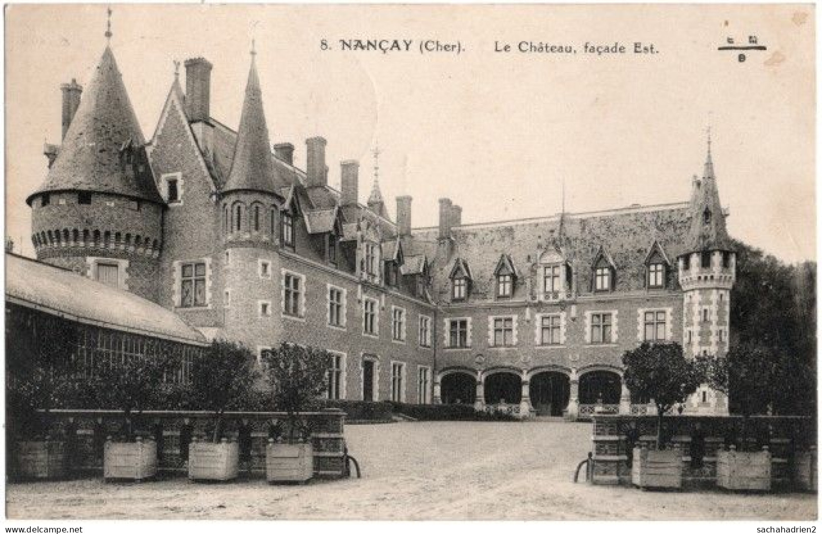 18. NANCAY. Le Château, Façade Est. 8 - Nançay