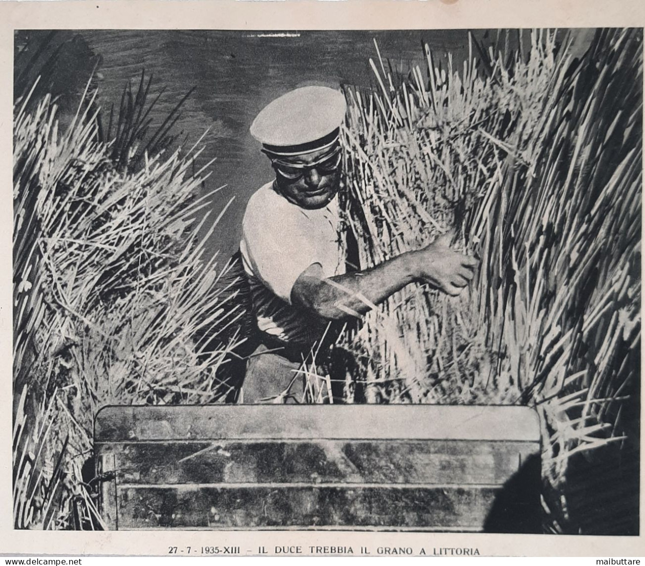 Album contenete 34 stampe di foto su fogli di carta raffiguranti Benito Mussolini - stampe su carta