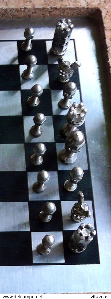 Rare Jeu D'échecs Unique En Métal Collector - Autres & Non Classés