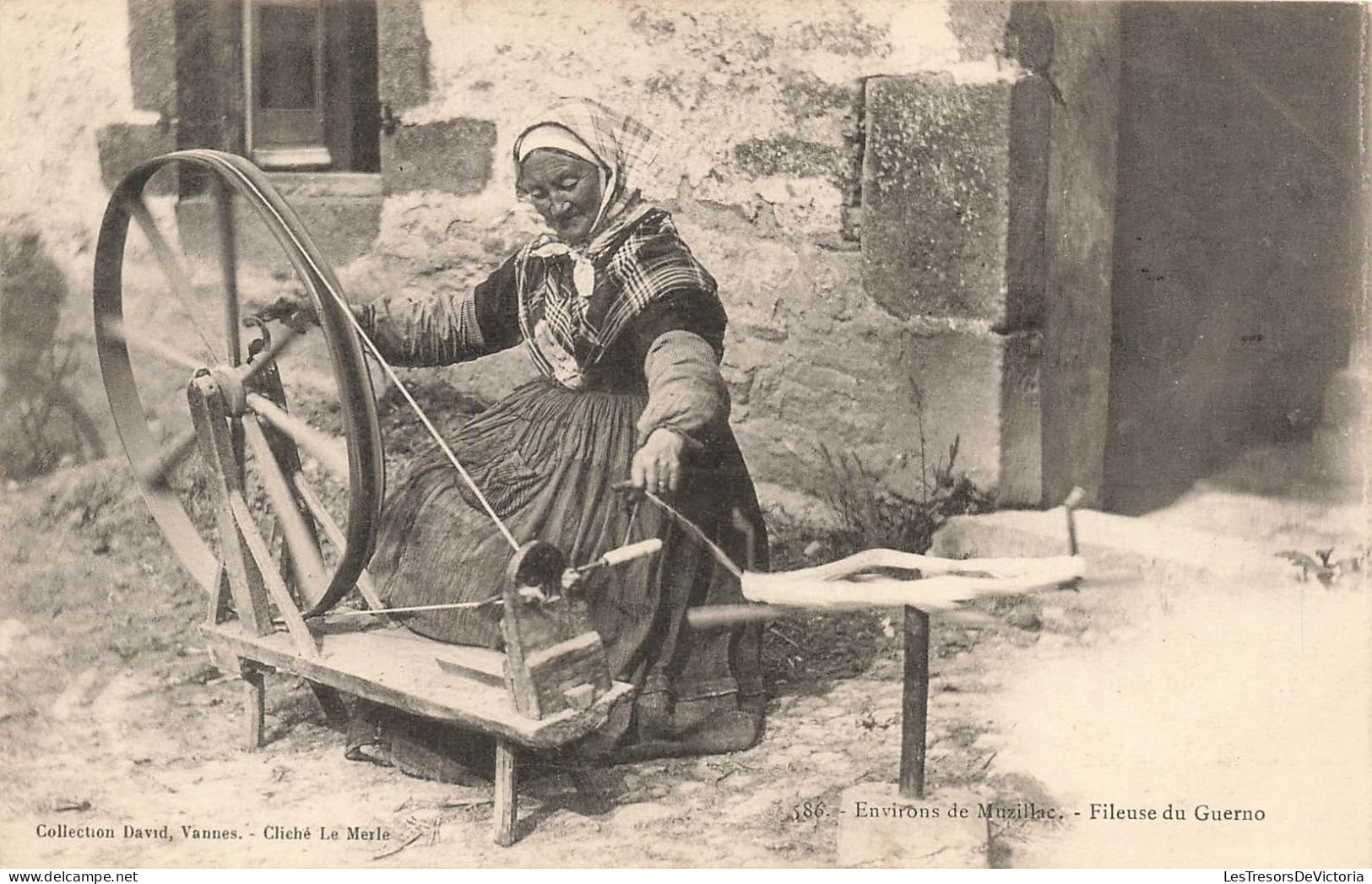 FOLKLORE - Costumes - Environs De Muzillac - Fileuse Du Guerno - Carte Postale Ancienne - Costumes