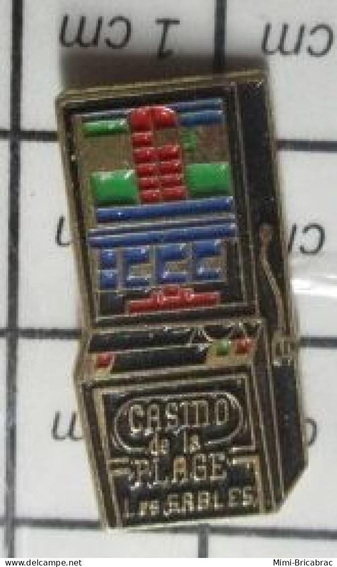 2822 Pin's Pins / Beau Et Rare / JEUX / CASINO DE LA PLAGE LES SABLES D'OLONNE MACHINE A SOUS - Jeux