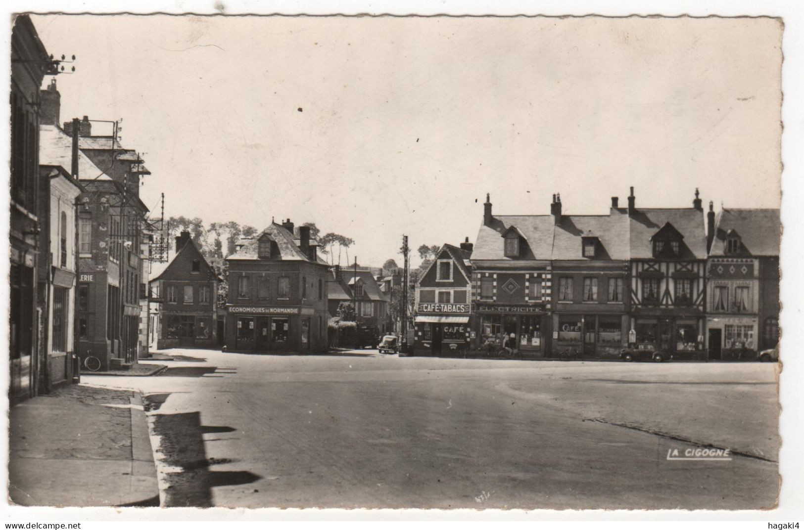 CPSM 76 : AUFFAY - Place Carnot - Ed. La Cigogne à Rouen - Commerces - Auffay