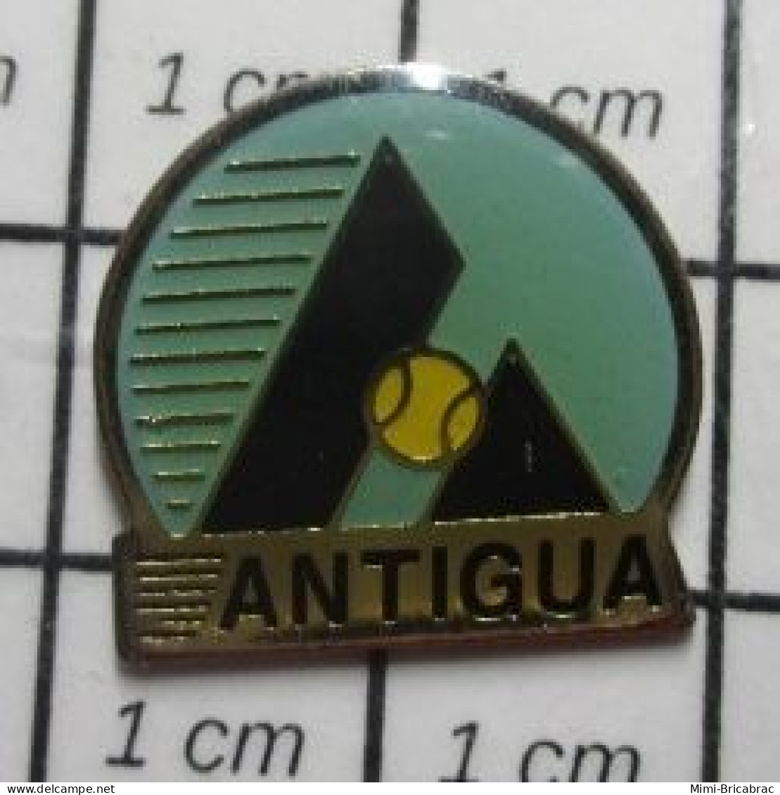 511A  Pin's Pins / Beau Et Rare / SPORTS / TENNIS ANTIGUA Variante à Fond Bleu - Tennis