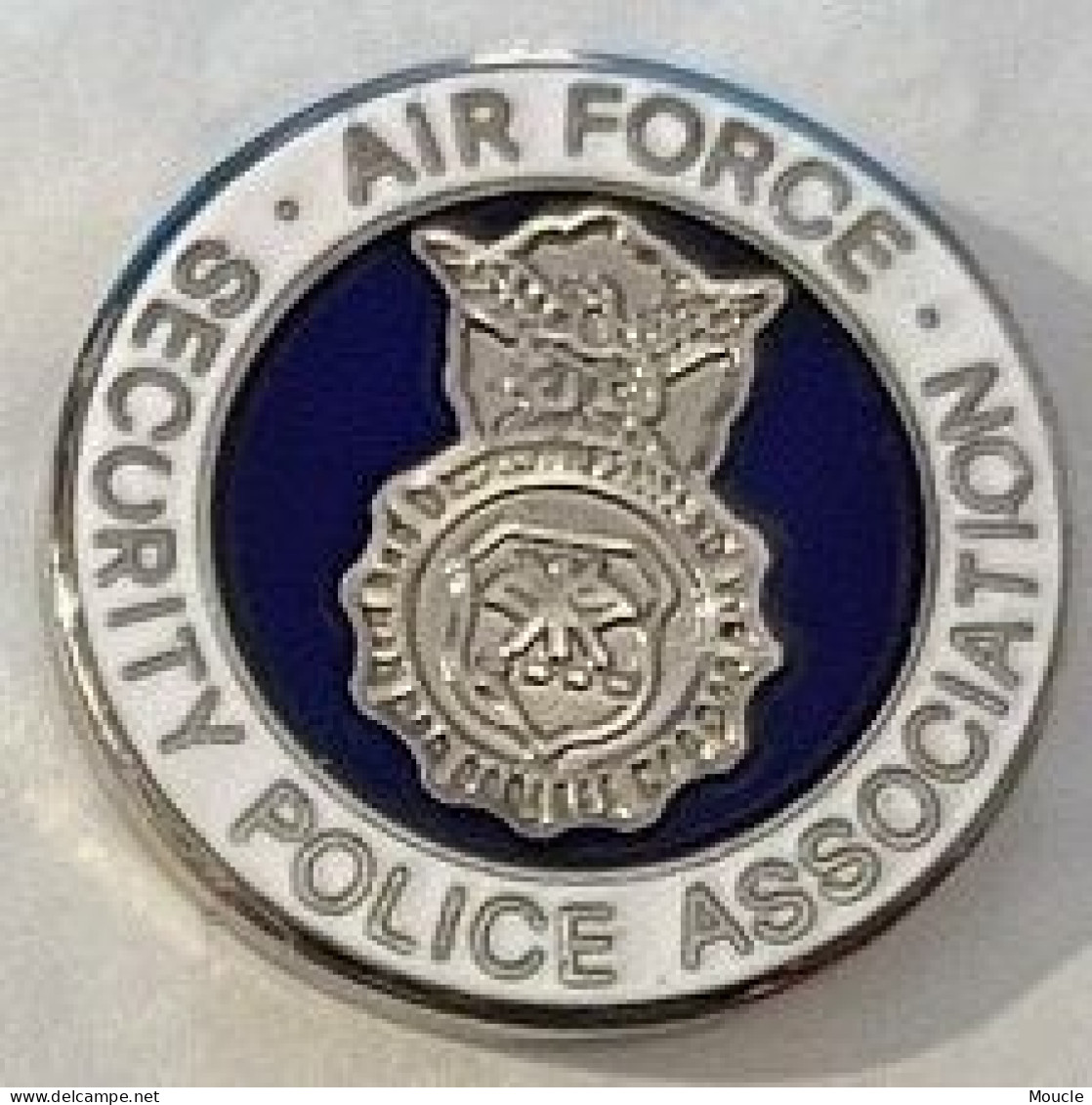 AIR FORCE - SECURITY POLICE ASSOCIATION - BADGE - POLIZEI - POLICIA -         (ROUGE) - Police