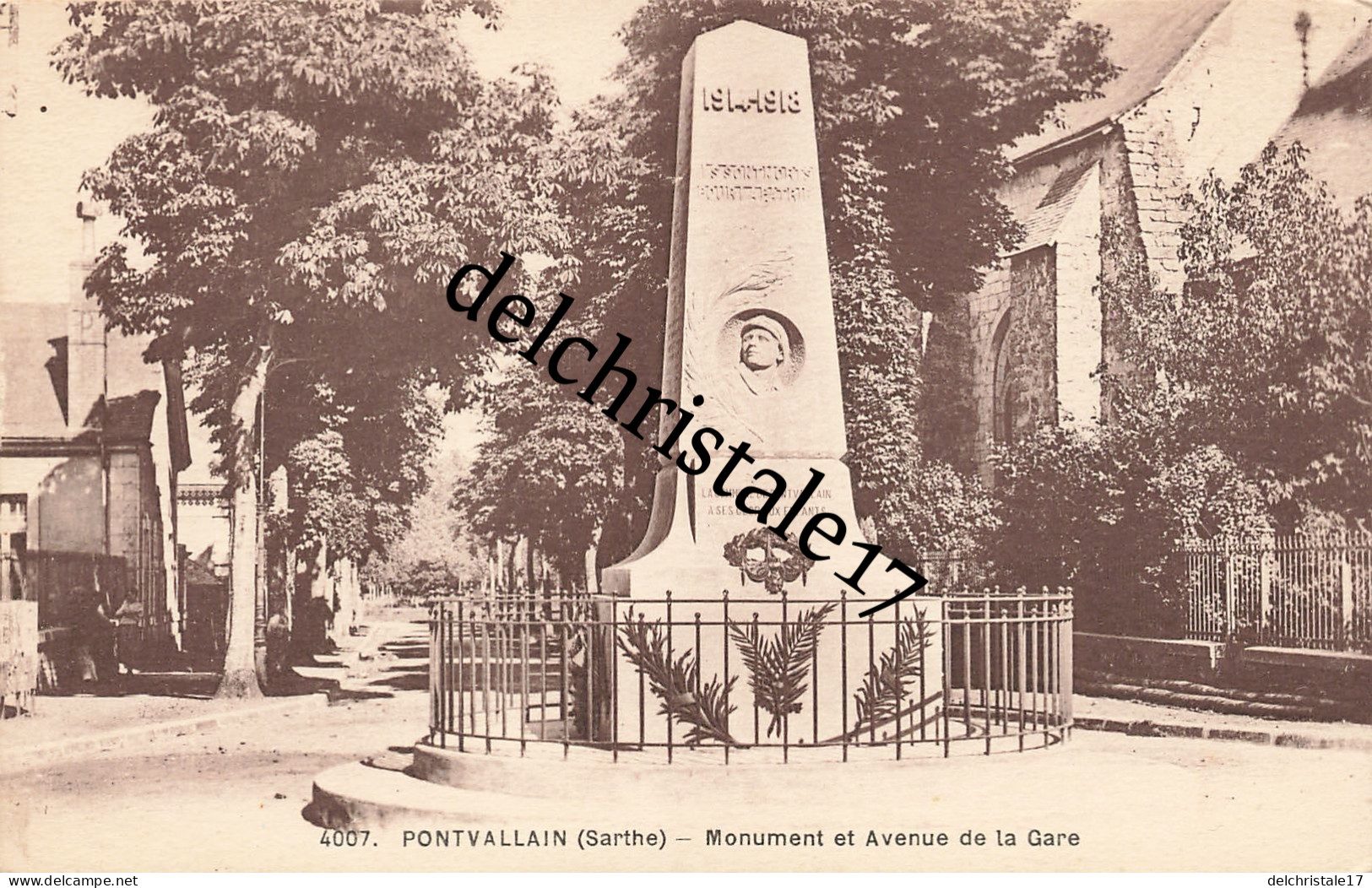 CPA 72 0044 PONTVALLAIN - Monument Et Avenue De La Gare - Non Circulée - Pontvallain