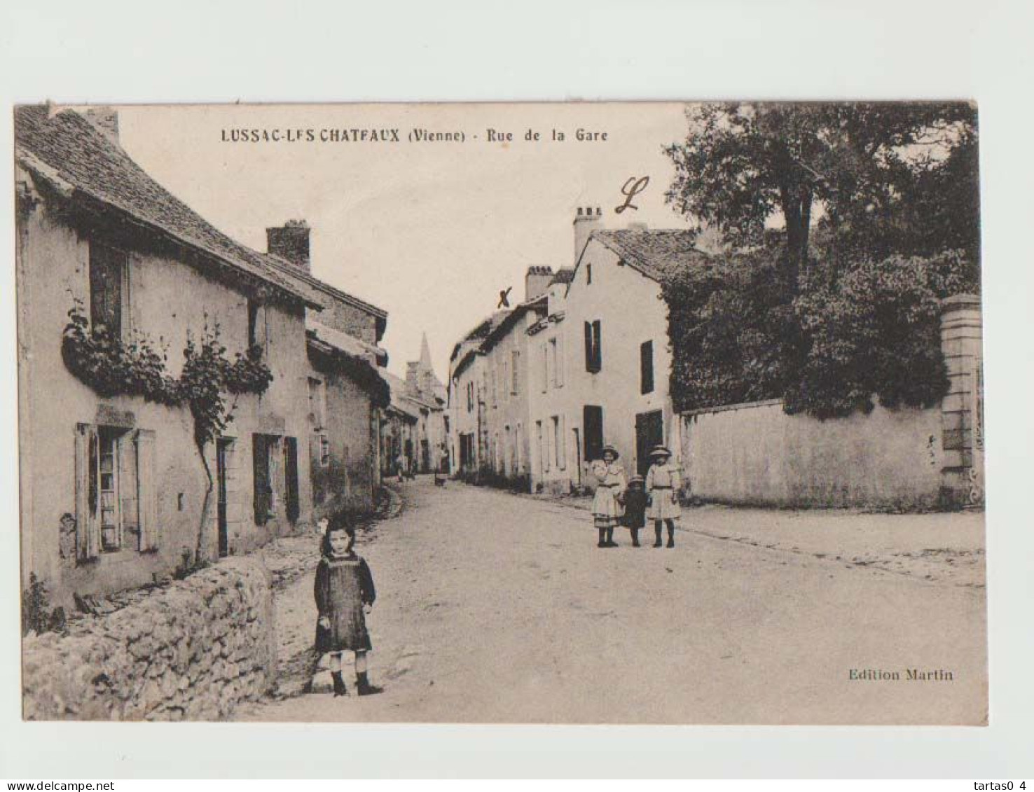 86 - LUSSAC LES CHATEAUX - Rue De La Gare Animée Bon état - Lussac Les Chateaux