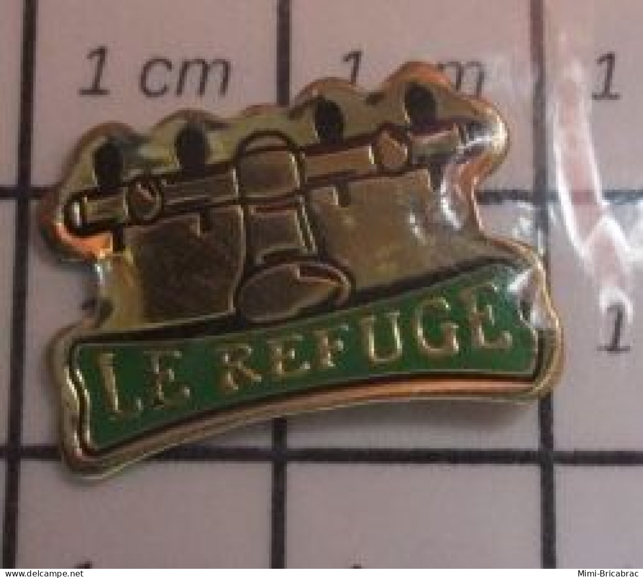 3022 Pin's Pins / Beau Et Rare / BIERES / TIREUSE A BIERE BAR LE REFUGE - Bierpins