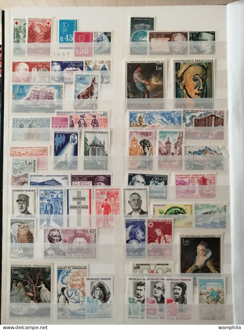 Collections - France 1964/2000 un classeur de timbres neufs** forte faciale  et forte cote.