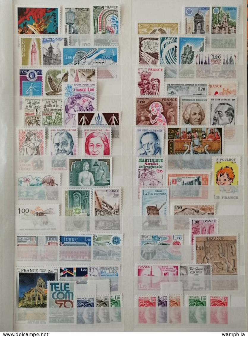 Collections - France 1964/2000 un classeur de timbres neufs** forte faciale  et forte cote.